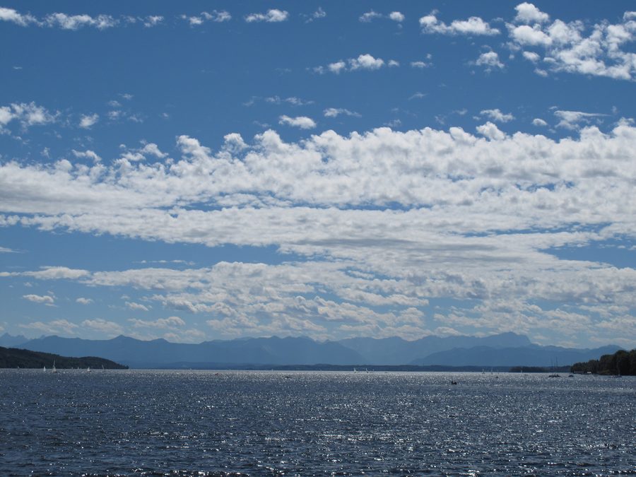 Starnberger See mit Alpenpanorama im Hintergrund