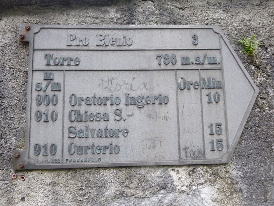 File:Historischer Wegweiser in Torre TI.jpg