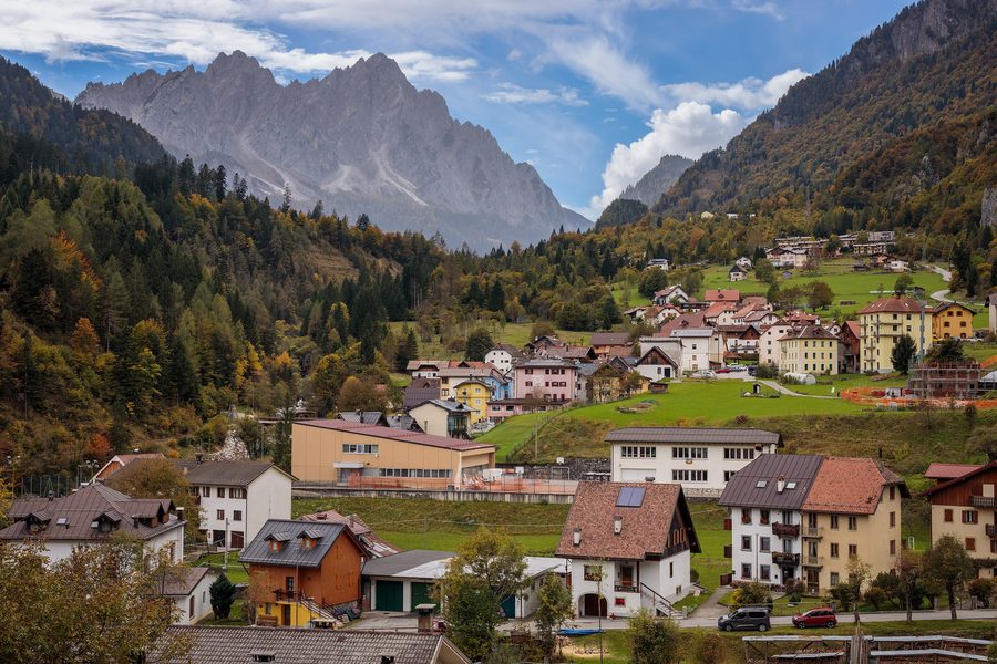 Forni Avoltri mit Berggipfeln der Karnischen Alpen im Hintergrund