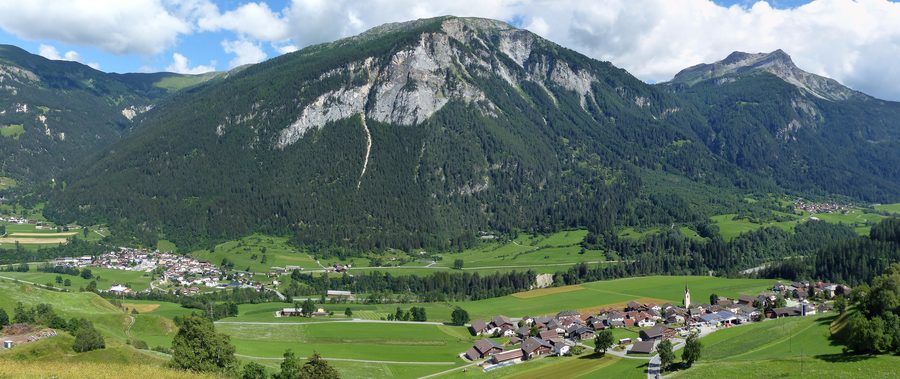 Panorama von Zillis links und Donat rechts