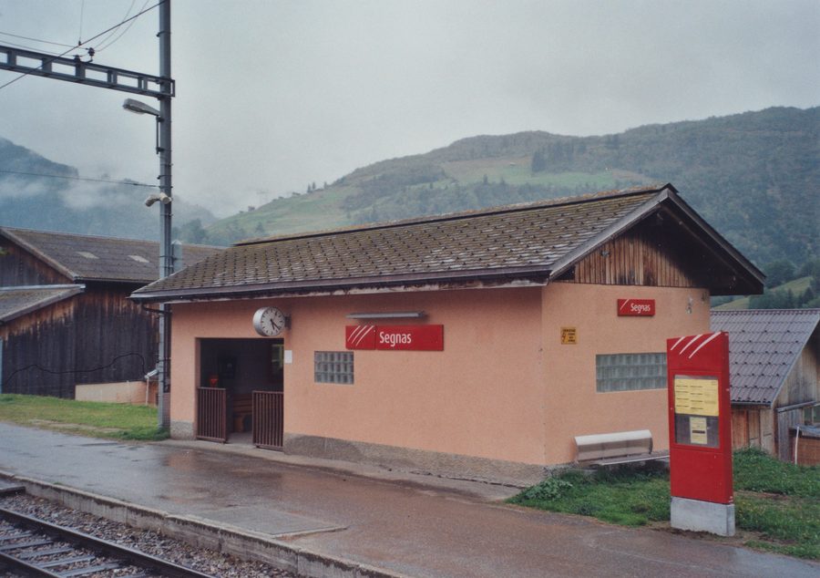 Segnas MGB, Haltestelle, Bahnseite