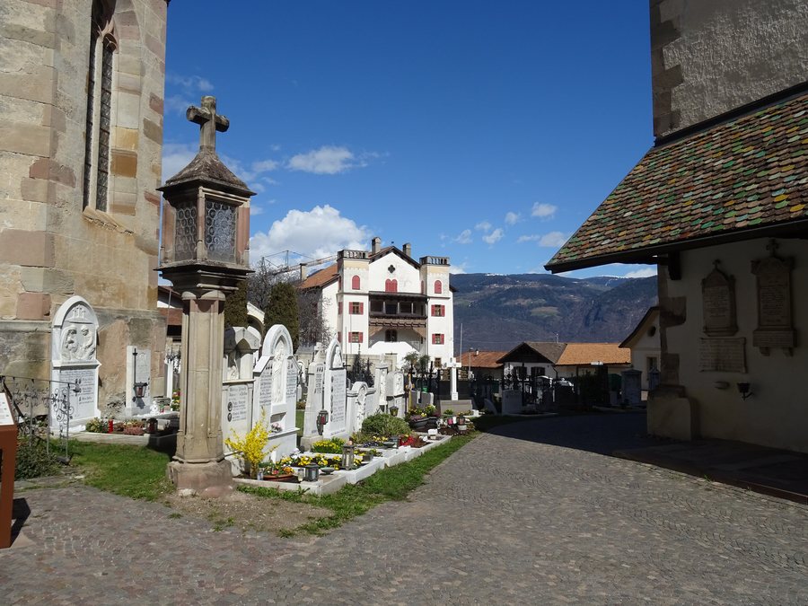 File:Cimitero di Tesimo 01.jpg
