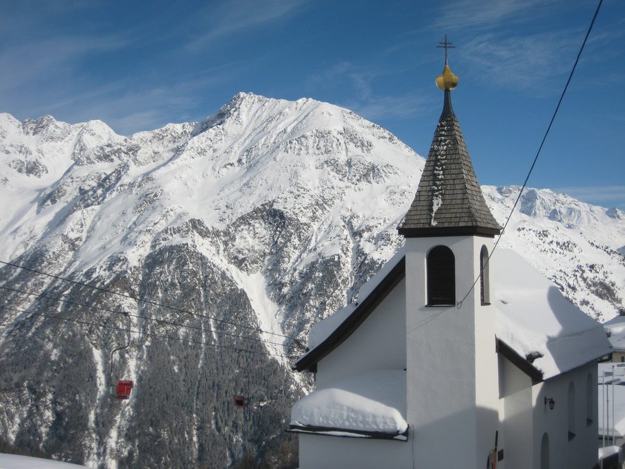 Kapelle in Hochsölden vor alpiner Bergkulisse