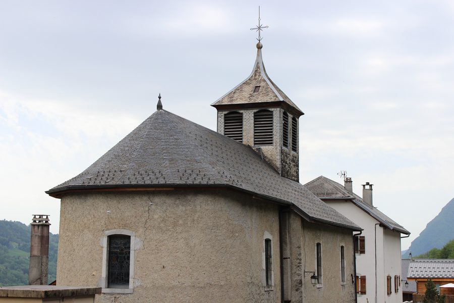 Vorderansicht der Kirche von Verchaix in Haute-Savoie
