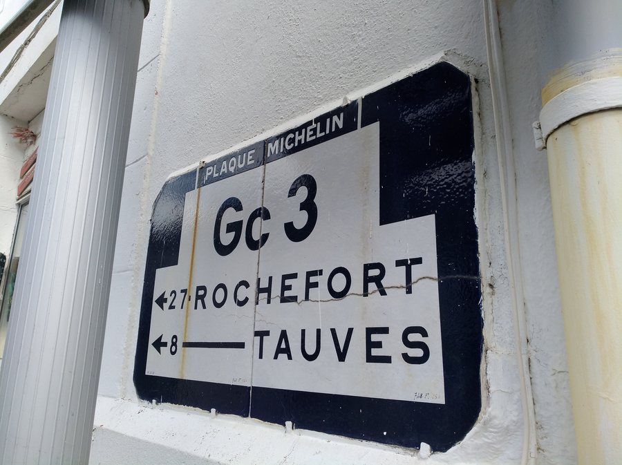 File:La Tour-d'Auvergne - Ancienne plaque Michelin 1 (août 2021).jpg