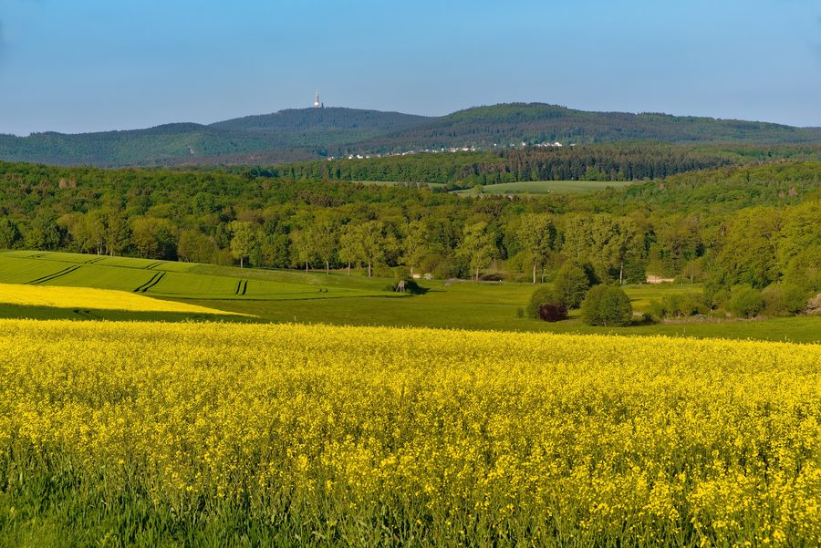 Blick über die Taunuslandschaft auf den Großen Feldberg und den Glaskopf; am Fuß des Glaskopfes liegt Glashütten.