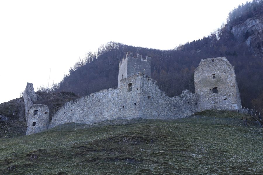 Burgruine Falkenstein bei Flintsbach am Inn mit Bergfried und Umfassungsmauer