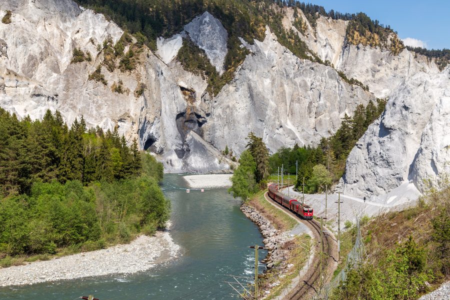 Rheinschlucht bei Versam-Safien mit einem Zug der Rhätischen Bahn