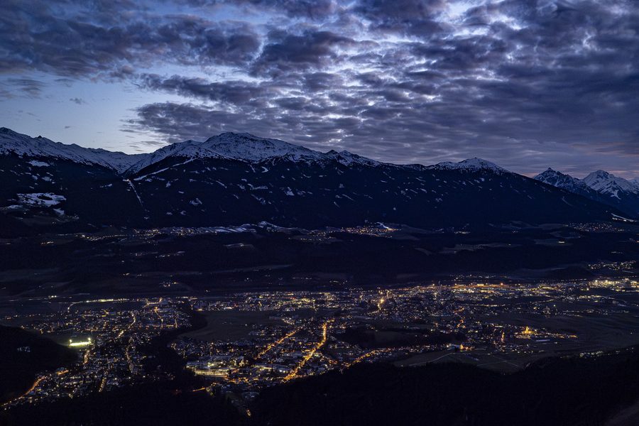 Abendblick über das Inntal und das Mittelgebirge mit dem Glungezer im Hintergrund