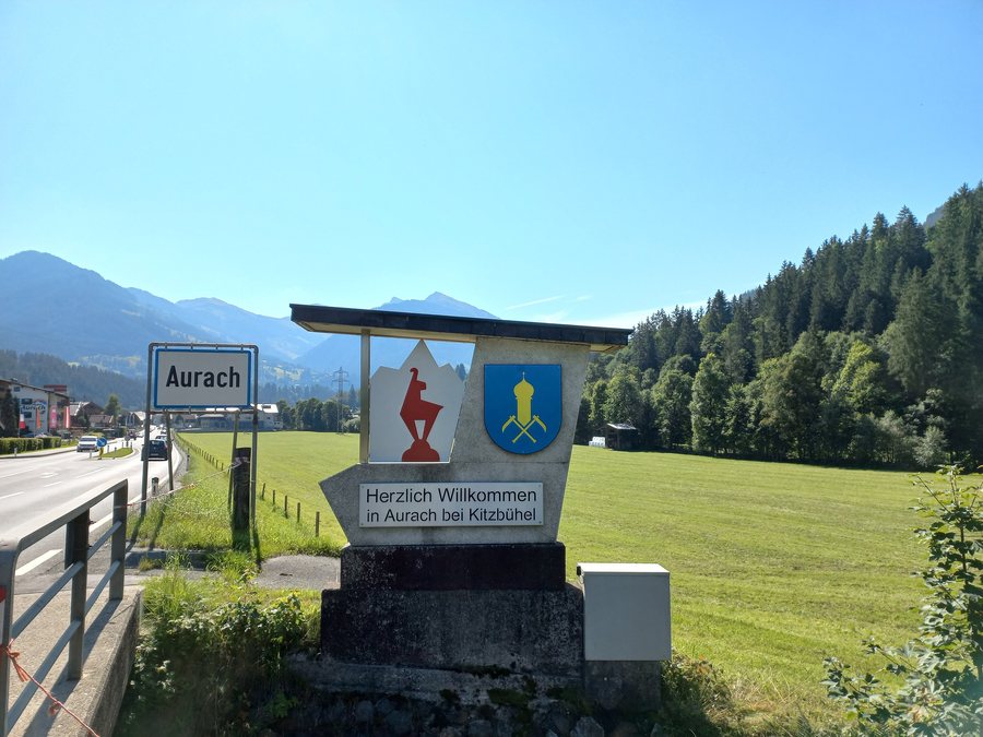 File:Aurach bei Kitzbühel-town sign-01ASD.jpg