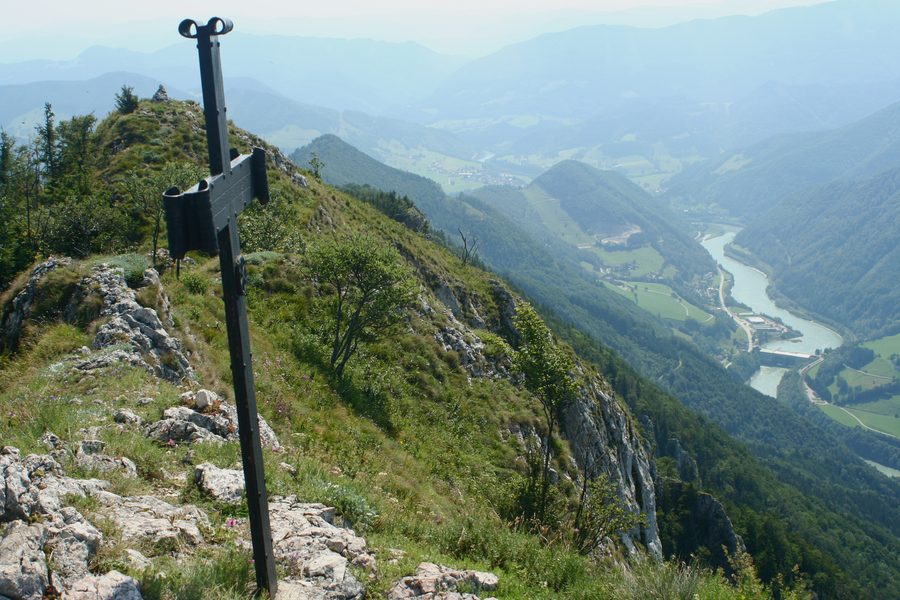 Der Schieferstein über dem Ennstal bei Reichraming; im Tal sind die Enns und das Kraftwerk Großraming zu sehen.