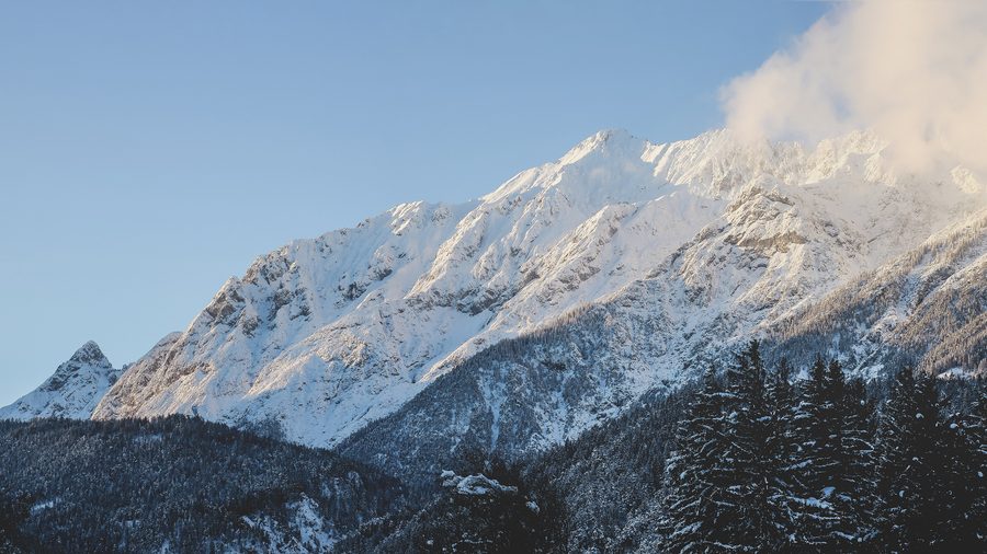Blick auf Vomp in Tirol vor alpiner Bergkulisse