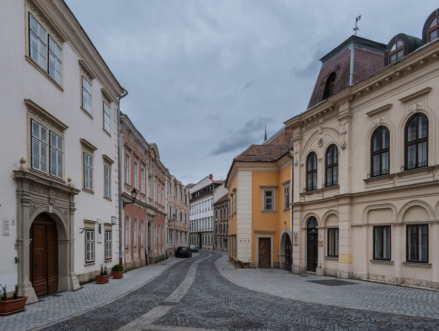Kopfsteingepflasterte Szent György utca in Sopron, Ungarn
