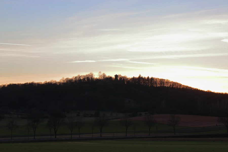 Landschaft am Georgenberg bei Bad Rodach im Naturschutzgebiet Rodacher Wald mit Ruhhuegel