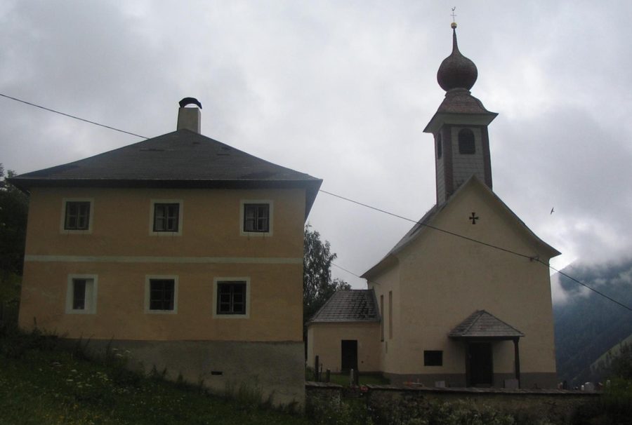 Frontansicht der katholischen Kirche in Teuchl bei Penk in der Gemeinde Reißeck