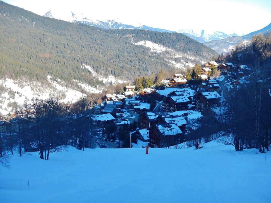 Panorama von Méribel-Village in den französischen Alpen
