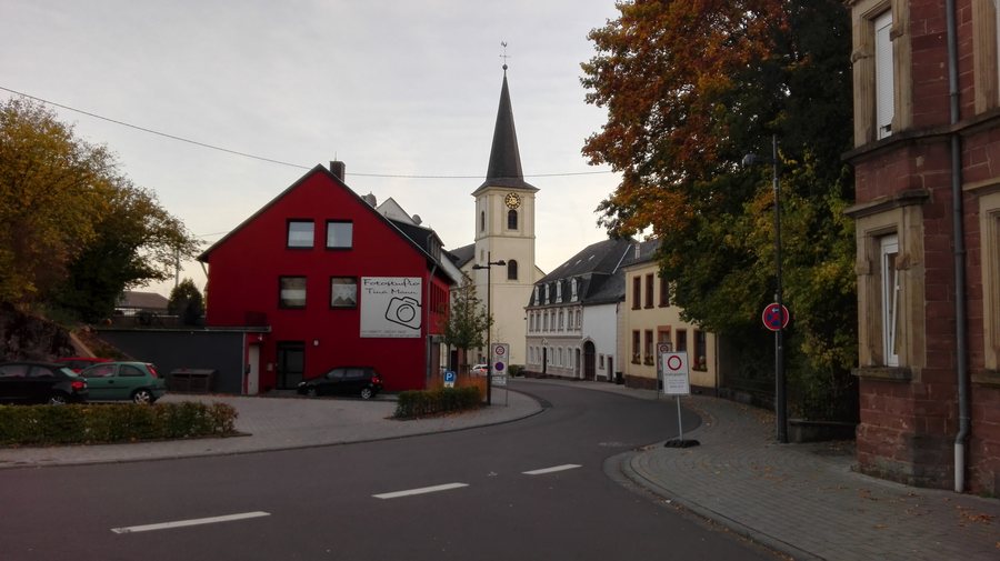 File:Wadern, An der Kirche 20181012 (1).jpg