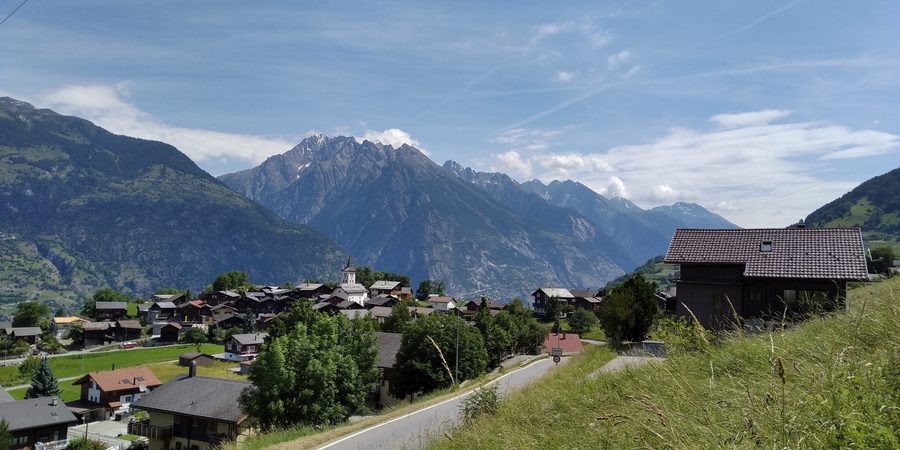 Unterems im Wallis aus der Vogelperspektive, dahinter die Berge der Bietschorngruppe
