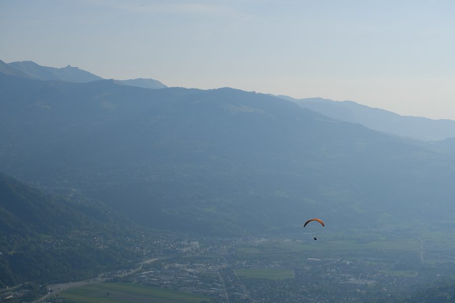 Berglandschaft im Wintersportgebiet Passy Plaine-Joux mit Blick auf die umliegenden Alpen