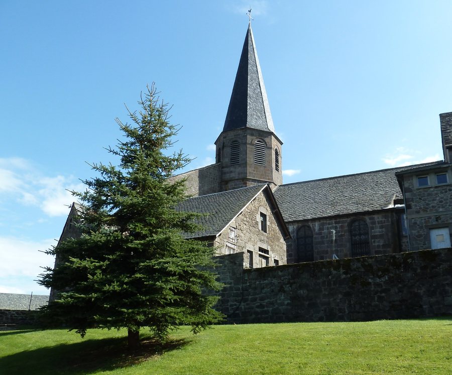 File:Besse-et-Saint-Anastaise.- Église Saint-André.JPG
