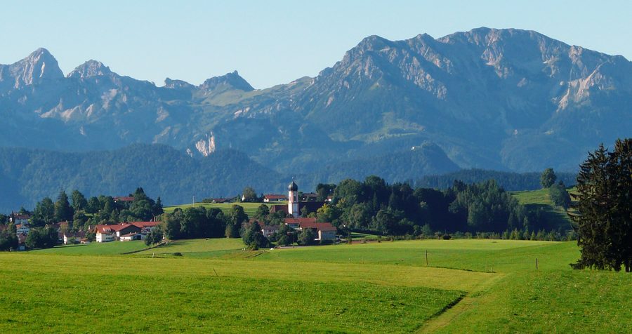 Blick auf Seeg im Ostallgäu mit der Landschaft der Gemeinde