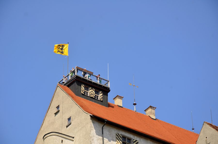 Burg Waldburg mit Aussichtsplattform, vom Burgweg aus gesehen