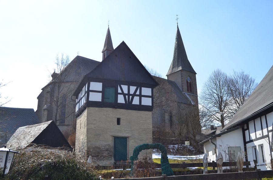 Reisen-Speicher in Assinghausen mit der Kirche St. Katharina im Hintergrund