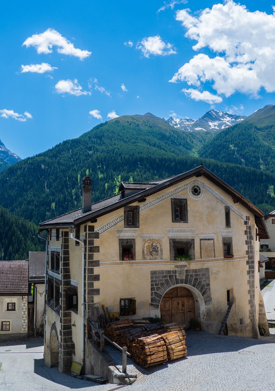 Typisches historisches Haus im Dorf Guarda im Kanton Graubünden