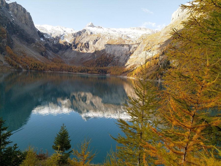 Blick auf den Lac de Tseuzier bei Icogne im Wallis mit dem Rawyl-Staudamm