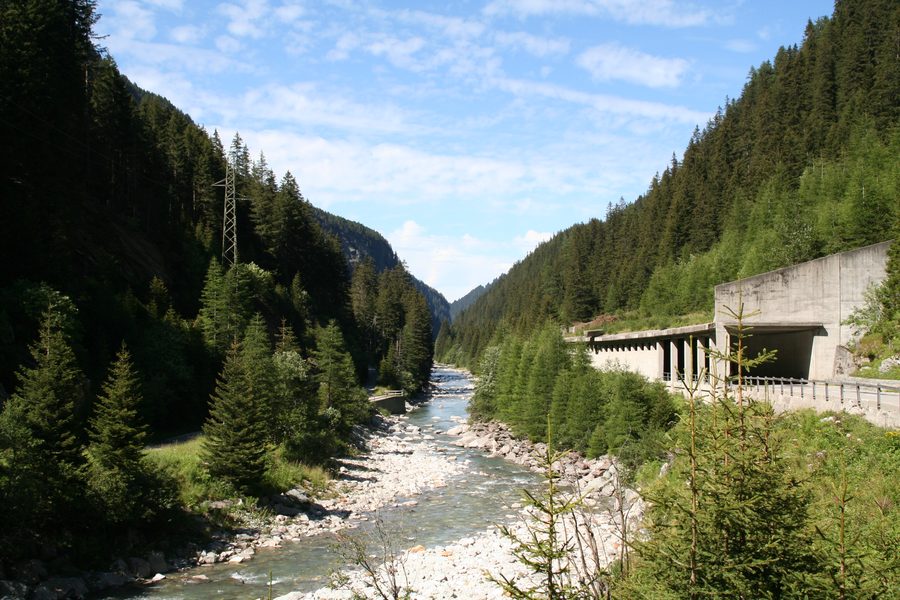 Ausserferrera und der Averser Rhein im Val Ferrera, Blick vom Stausee nach Norden
