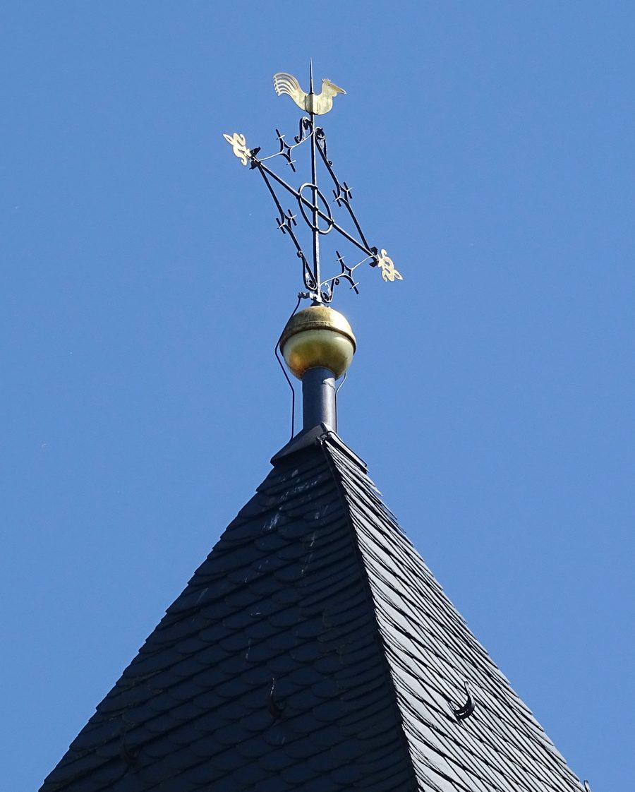 Wehrturm der katholischen St.-Vitus-Kirche in Sailauf mit Kreuz und Wetterhahn