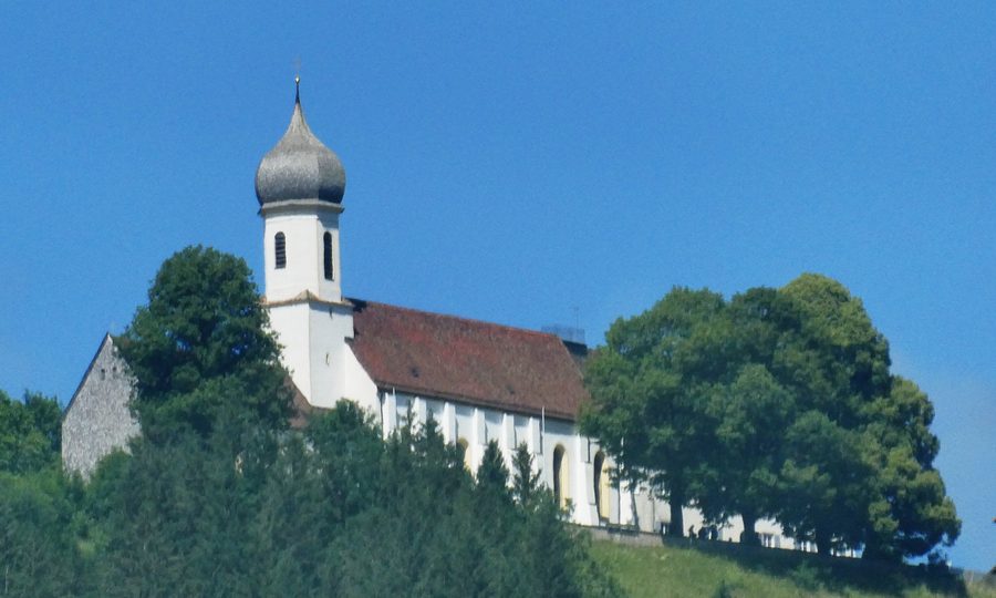 Wallfahrtskirche Mariä Himmelfahrt auf dem Hohen Peißenberg von Westsüdwesten gesehen