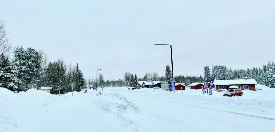 Verschneite Winterlandschaft in Äkäslompolo im finnischen Lappland