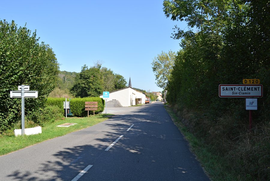 File:Entrée de Saint-Clément par la D 120 depuis Saint-Nicolas-des-Biefs (route) 2023-08-22.JPG