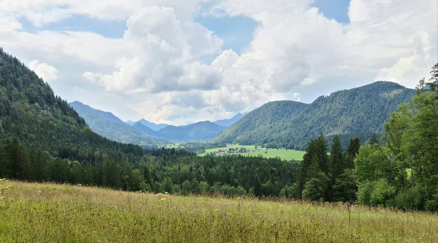 Jachenau im wald- und wiesenreichen Tal, gesehen von einer Verbindungs-Forststraße