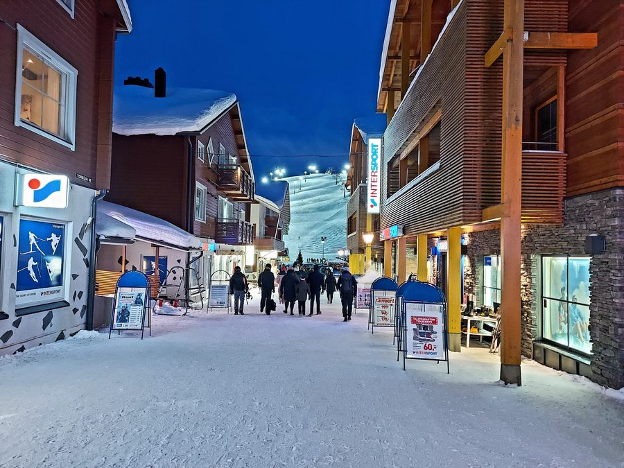 Promenade und Frontpisten im Zentrum des Levi-Skigebiets in Kittilä, Finnland