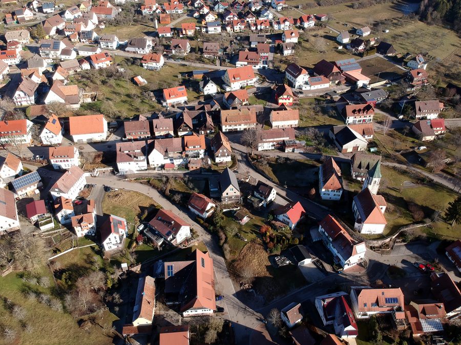 Luftbild der alten Ortsmitte von Wittendorf mit evangelischer Martinskirche und Dorflinde