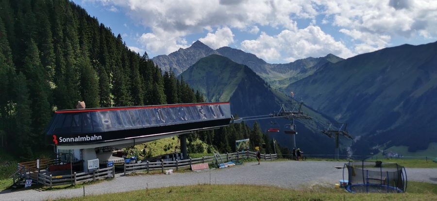 Bergstation der Sonnalmbahn in Berwang vor der Tiroler Bergkulisse