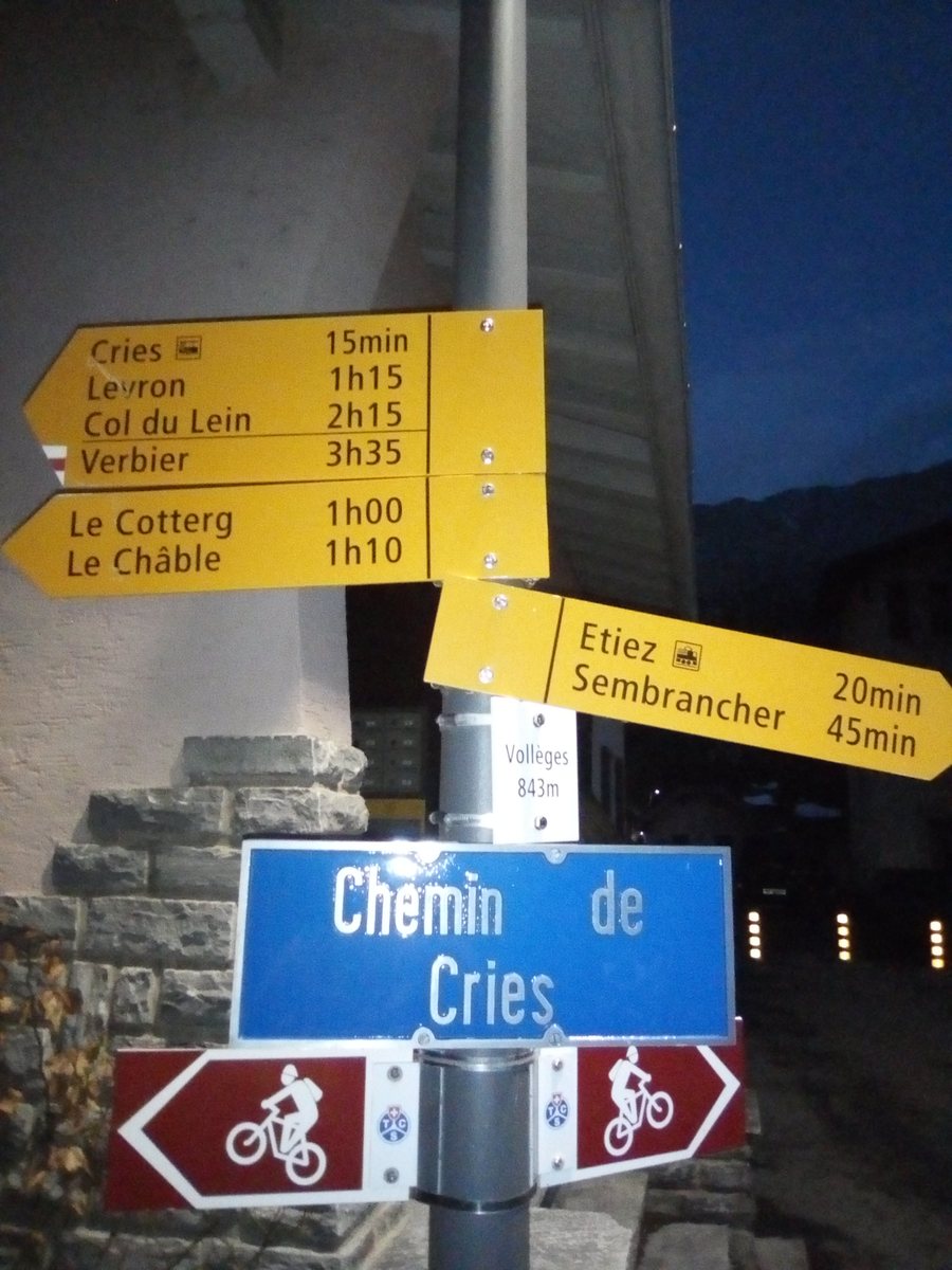 File:Chemin pédestre - Poteau indicateur - Vollèges.jpg