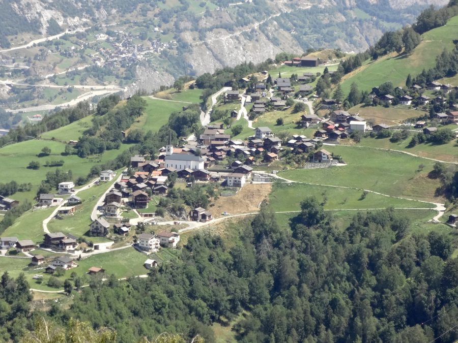 Ergisch vu depuis Oberems, sur une terrasse au-dessus de la vallée du Rhône.