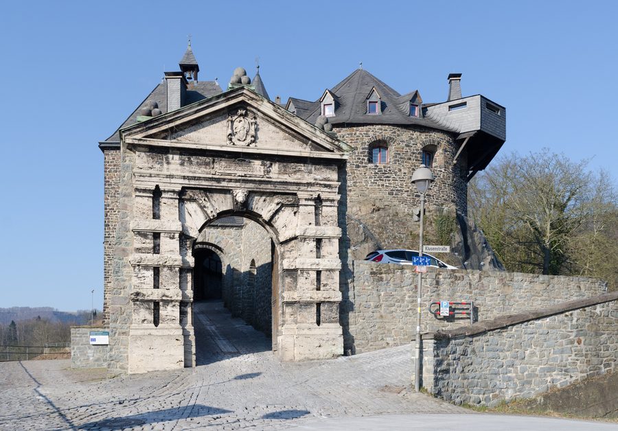 Südfassade der Burg Altena mit dem Friedrichstor