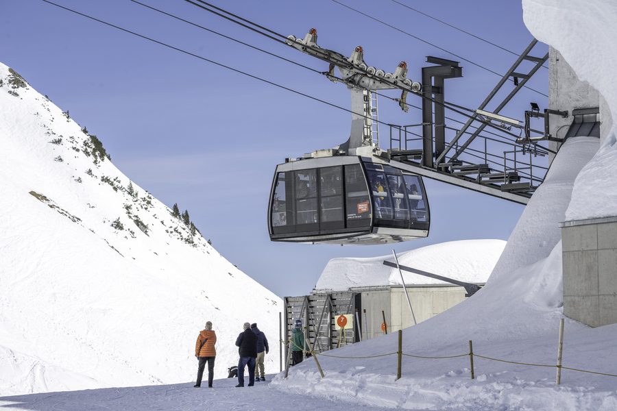 Seilbahnkabine an der Station Hafelekar auf der Nordkette über Innsbruck vor verschneiten Bergen