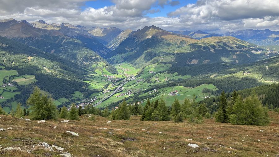 Blick auf Rennweg am Katschberg vom Gipfel des Krametbichl