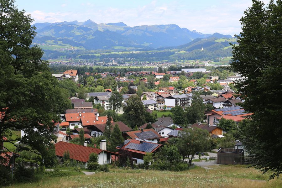 Blick auf Kiefersfelden mit dem Geigelstein im Hintergrund
