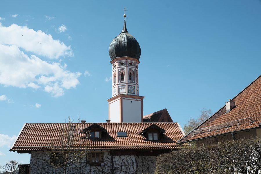 Turm mit Zwiebelhaube der Pfarrkirche St. Agatha in Uffing am Staffelsee