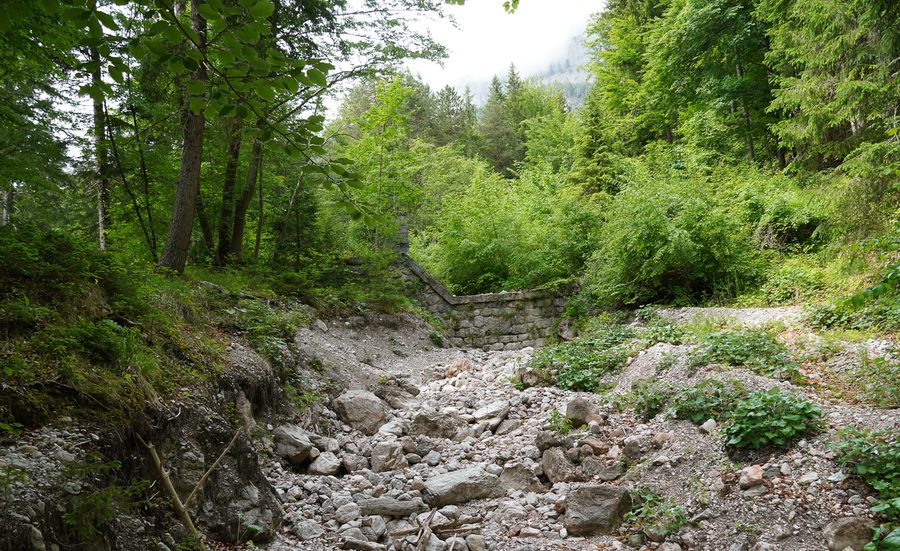 Ausgetrocknete Schuttrinne am Dobratsch an der Südwestseite in Nötsch im Gailtal