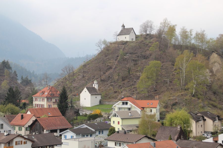 Kirche Sogn Pieder und St. Antoniuskapelle auf dem Hügel Tuma Casti in Domat/Ems