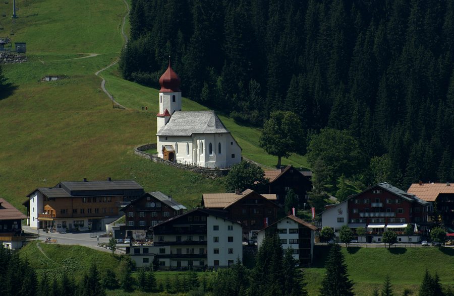 Kirchdorf von Damüls mit der Pfarrkirche St. Nikolaus vor der Berglandschaft