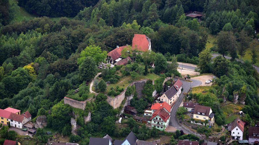 Luftaufnahme der Burg Hartenstein in Mittelfranken über dem Pegnitztal