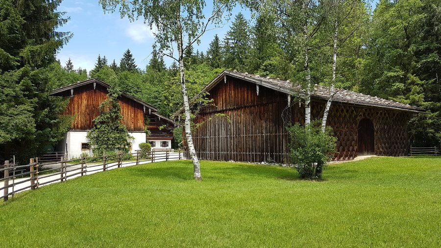 File:FM Salzburg Flachgau-Dreiseithof 1.jpg